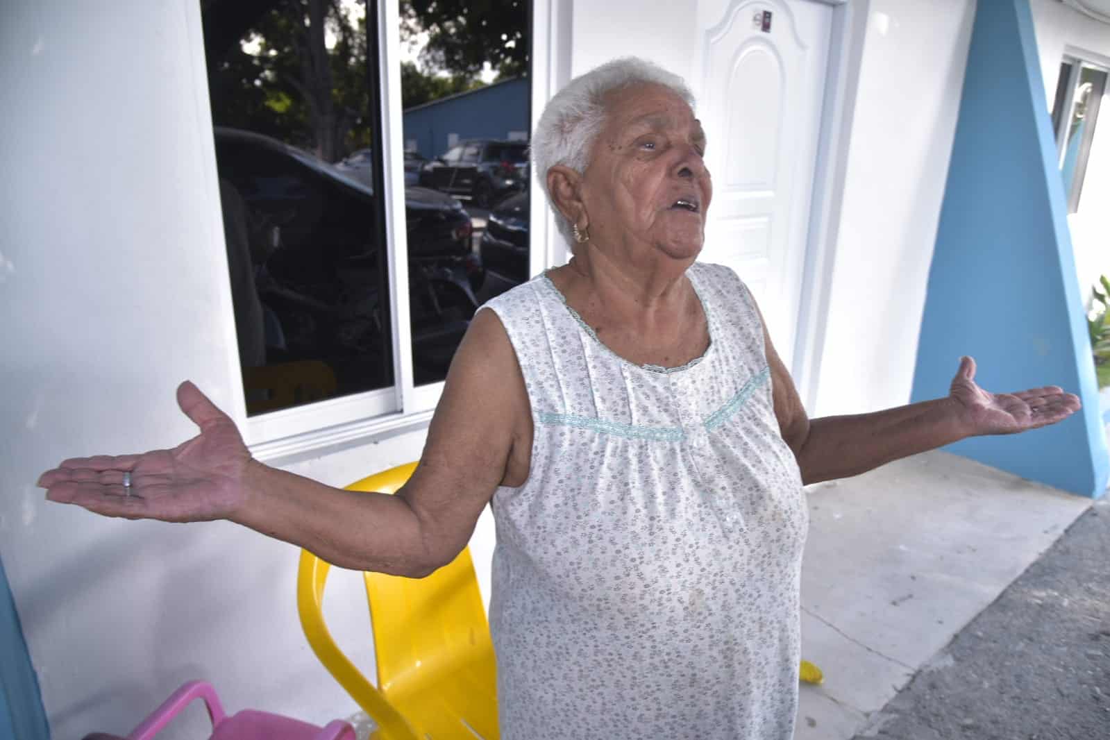 Personas narran su experiencia durante el terremoto en Matanzas, Bani.