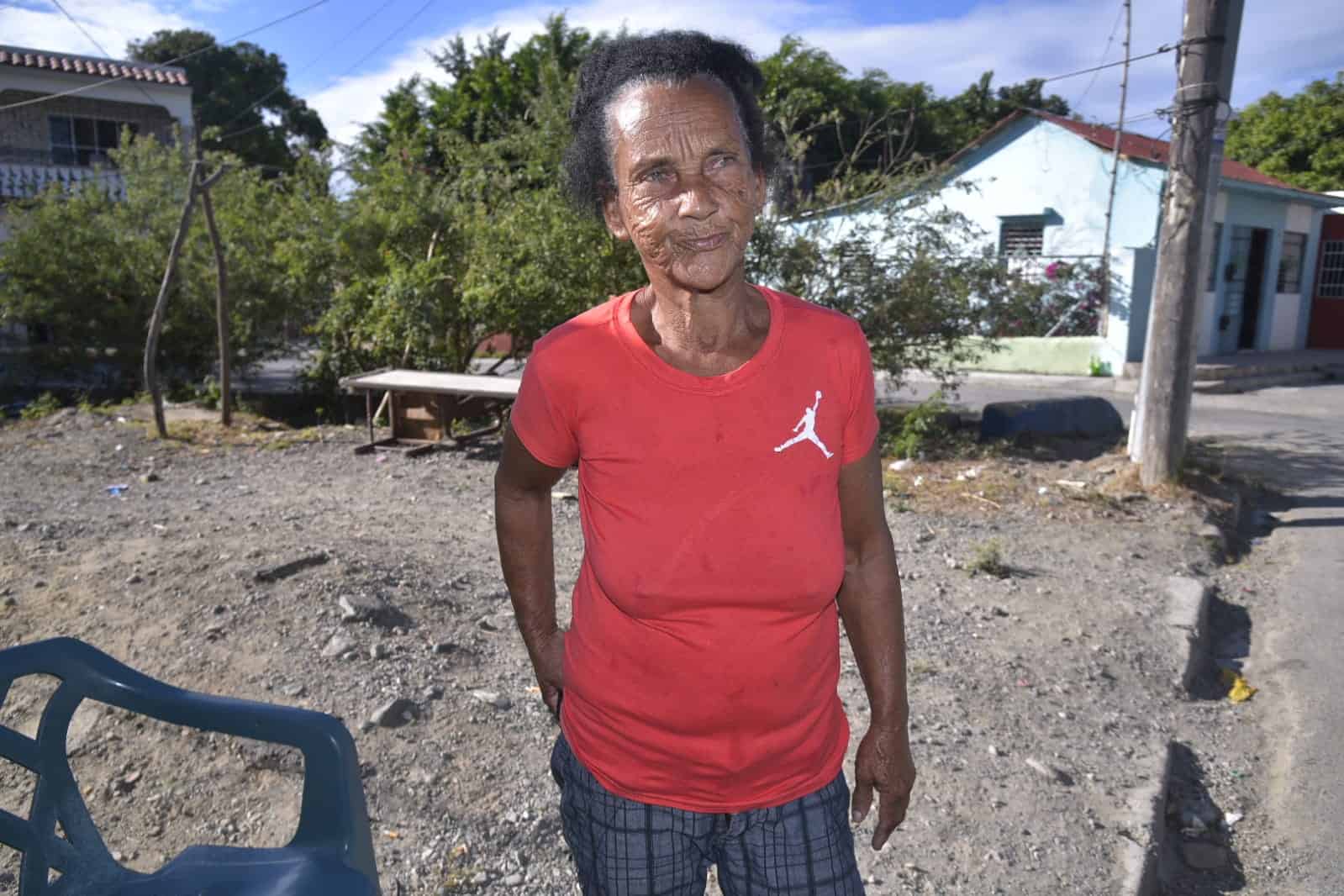 Personas narran su experiencia durante el terremoto en Matanzas, Bani.