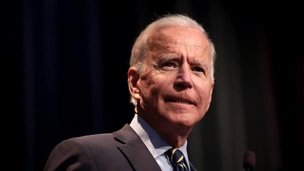 Biden no sabe si prohibirá TikTok, pero dice que no lo tiene en su teléfono