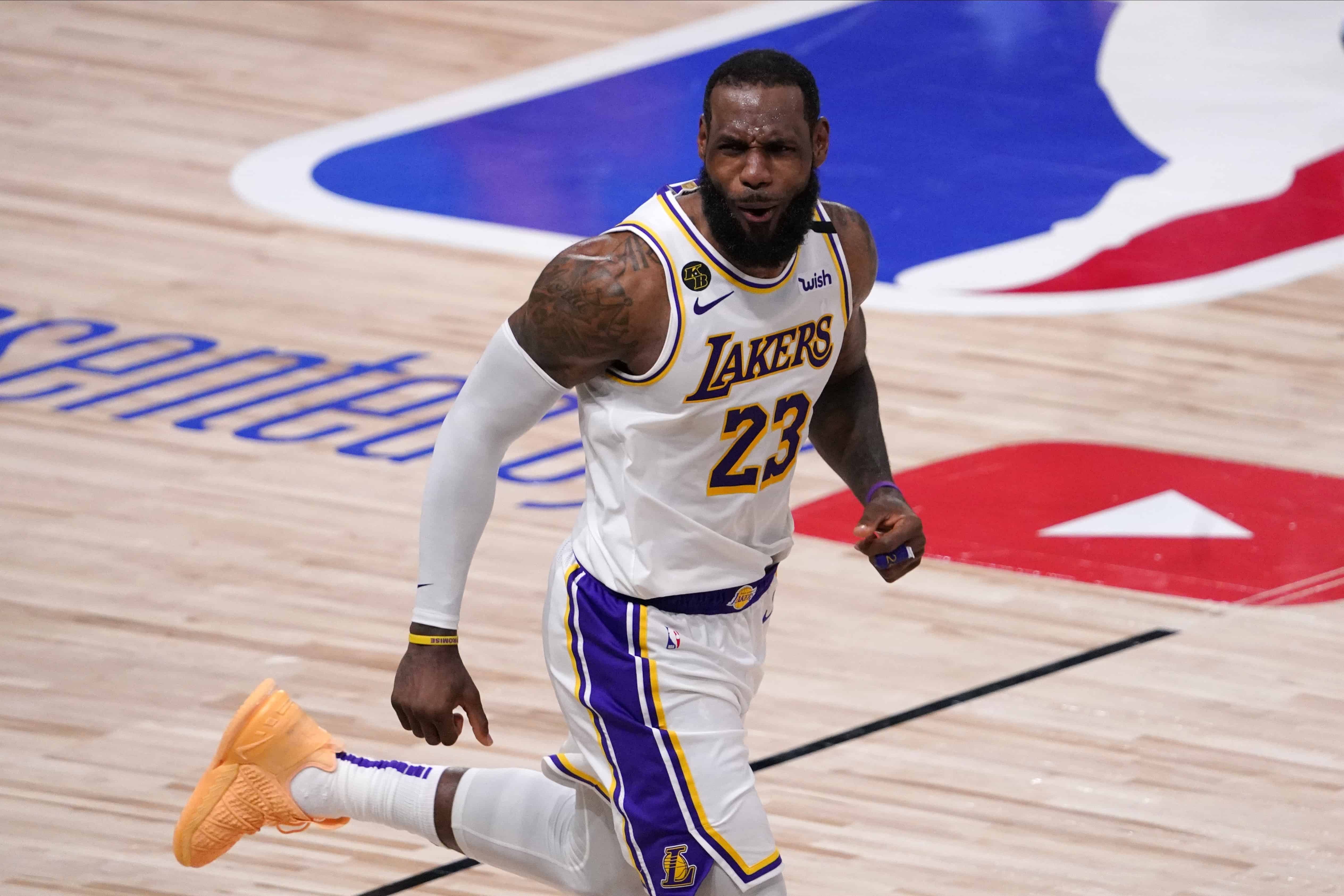 LeBron James (23) de Los Angeles Lakers celebra durante la segunda mitad del Juego 6 de las Finales de baloncesto de la NBA contra Miami Heat el domingo 11 de octubre de 2020 en Lake Buena Vista, Florida.