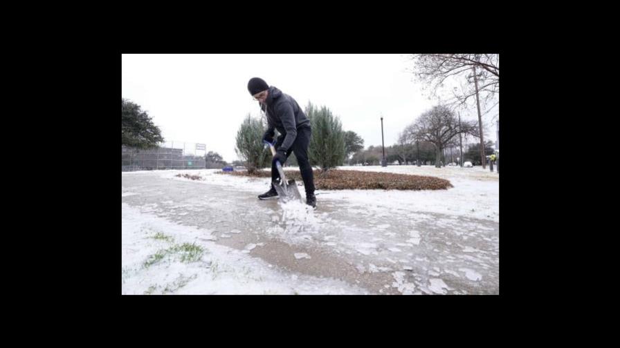 Más de 2,000 vuelos cancelados en el tercer día de la tormenta que azota el sur de EEUU
