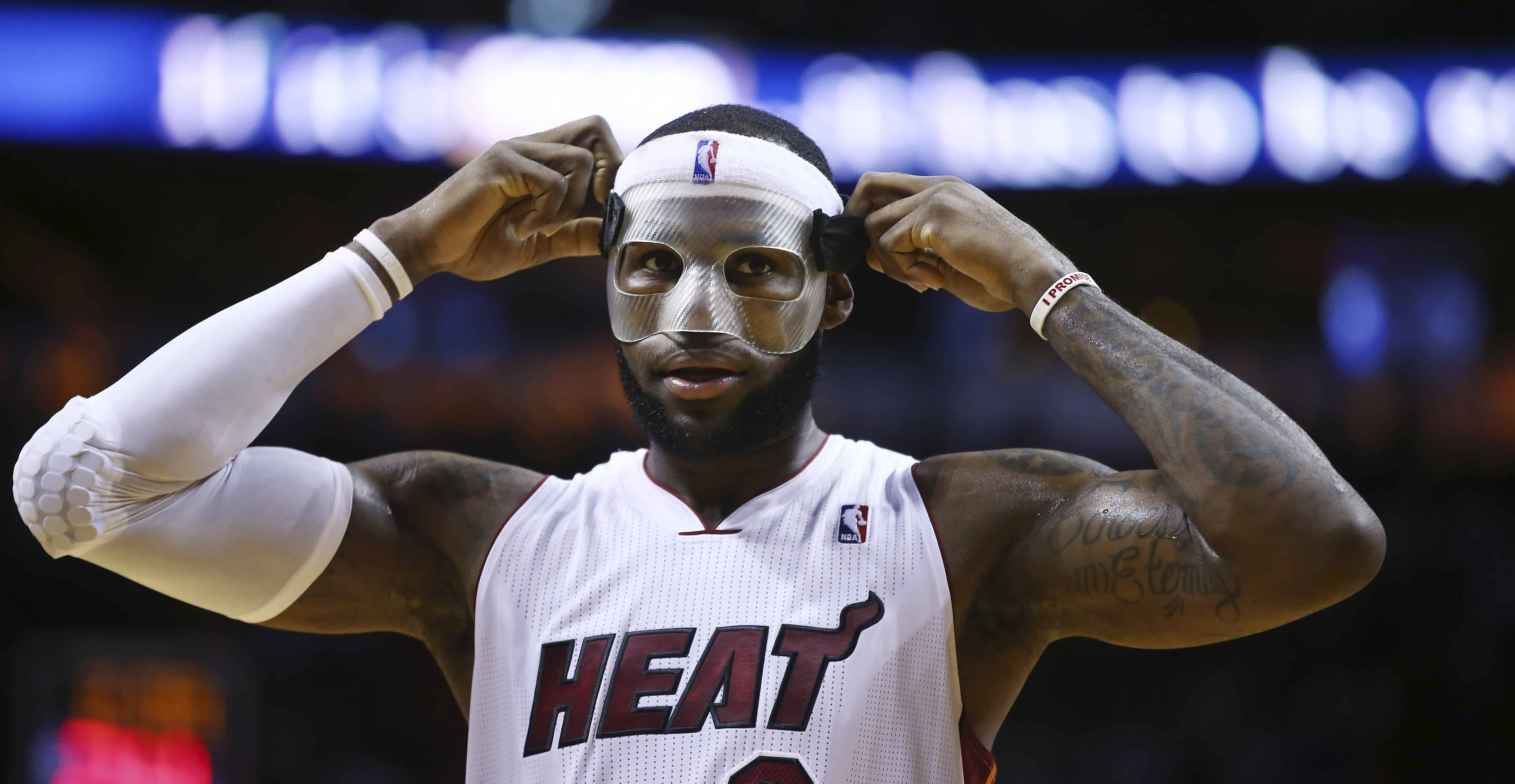 LeBron James del Miami Heat ajusta su máscara protectora durante la primera mitad de un partido de baloncesto de la NBA en Miami, el lunes 3 de marzo de 2014 contra los Charlotte Bobcats. LeBron James está a punto de superar a Kareem Abdul-Jabbar como líder anotador de la carrera de la NBA.
