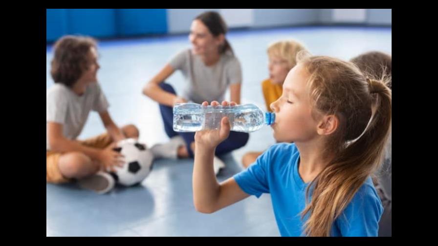Cuánta agua al día deben tomar los niños