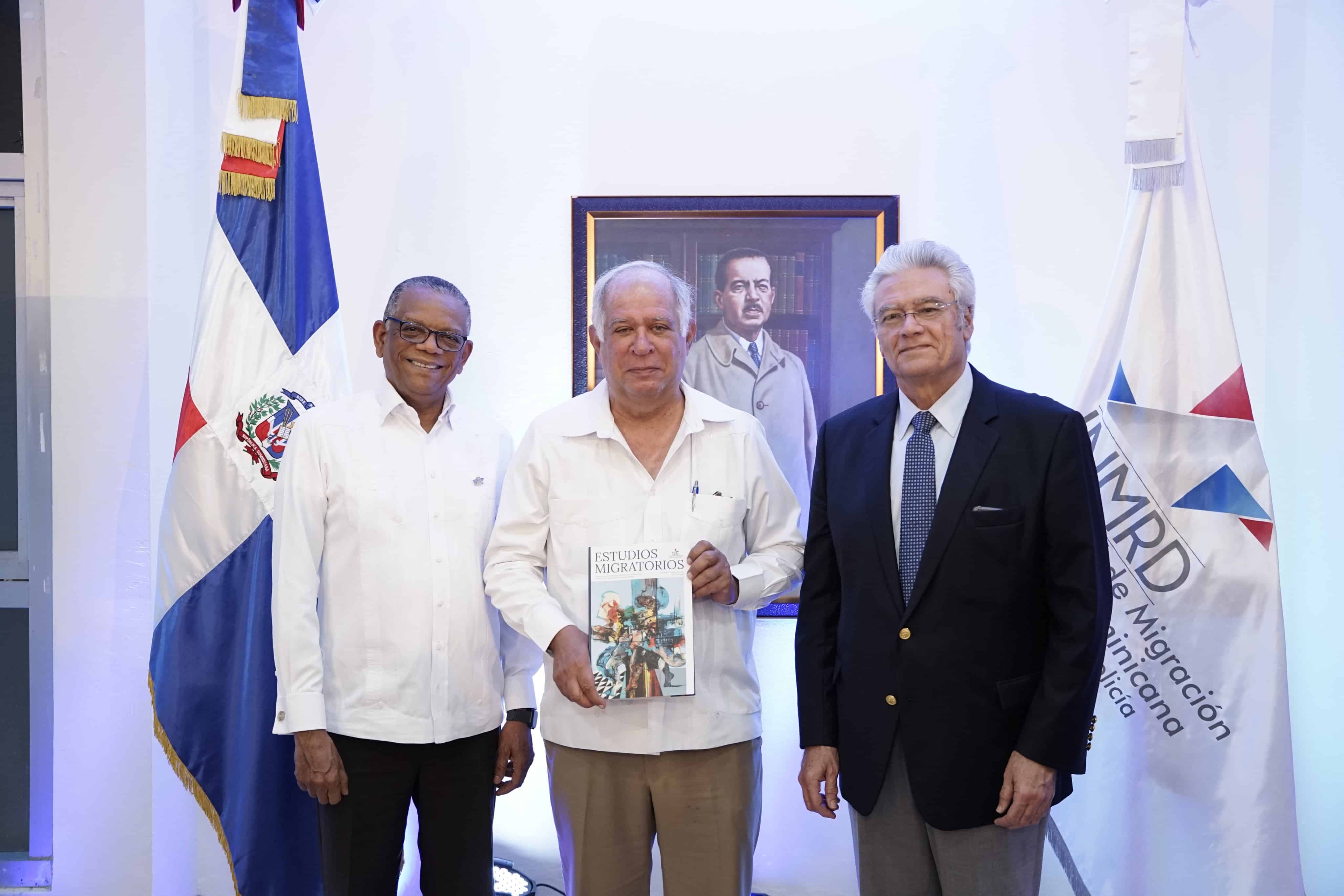 Venancio Alca´ntara, director de Migración; Wilfredo Lozano, director del Instituto de Migración; y el investigador Rafael Emilio Yene´n.