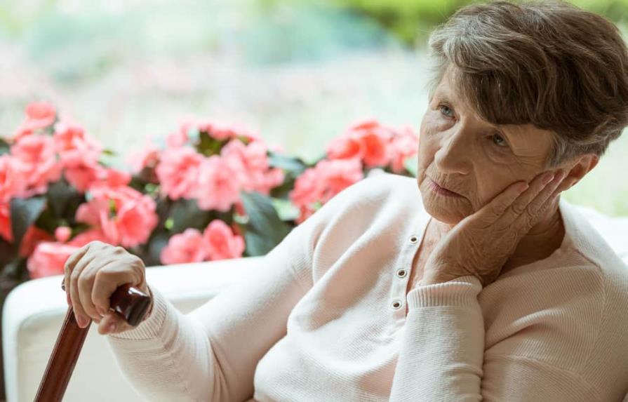 Nuevo estudio relaciona la soledad con otros factores de riesgo de demencia