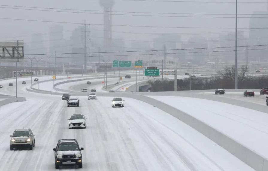 El frío amenaza al noreste de EEUU, y una tormenta mantiene apagones en Texas