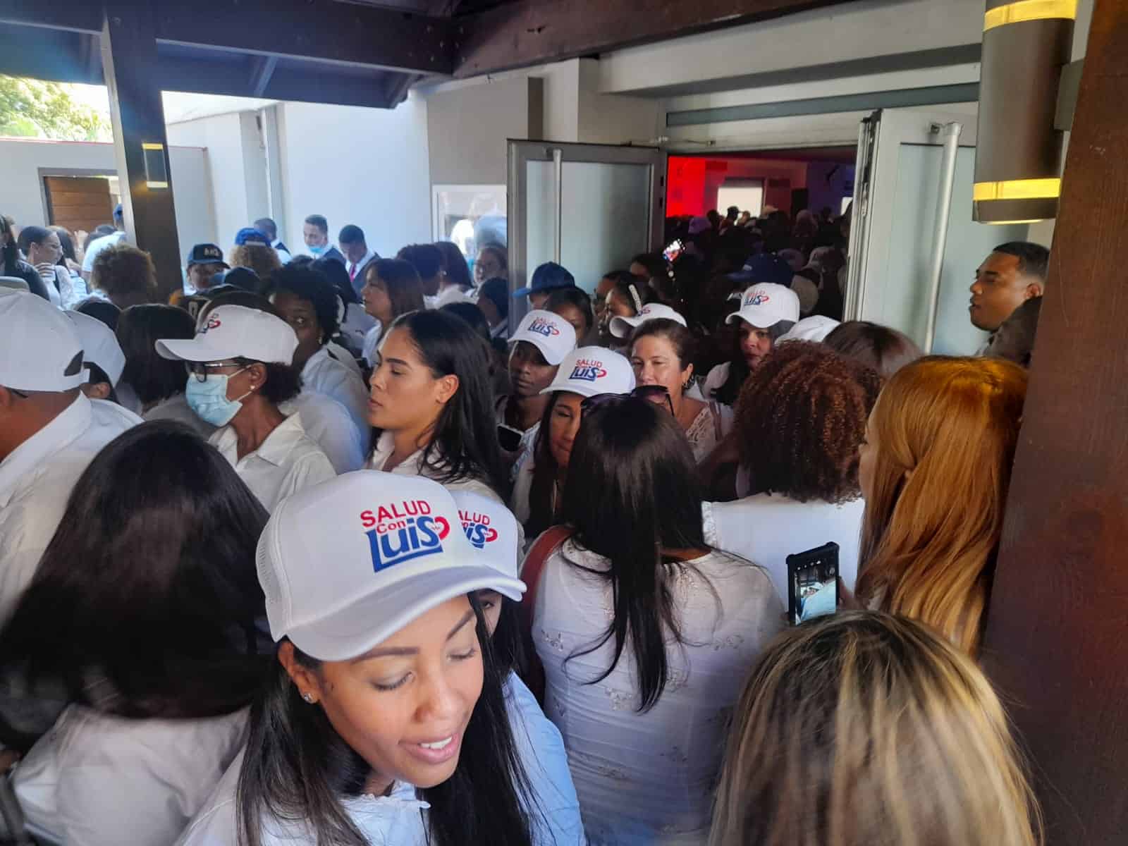 Médicos y enfermeras en apoyo a Luis Abinader.