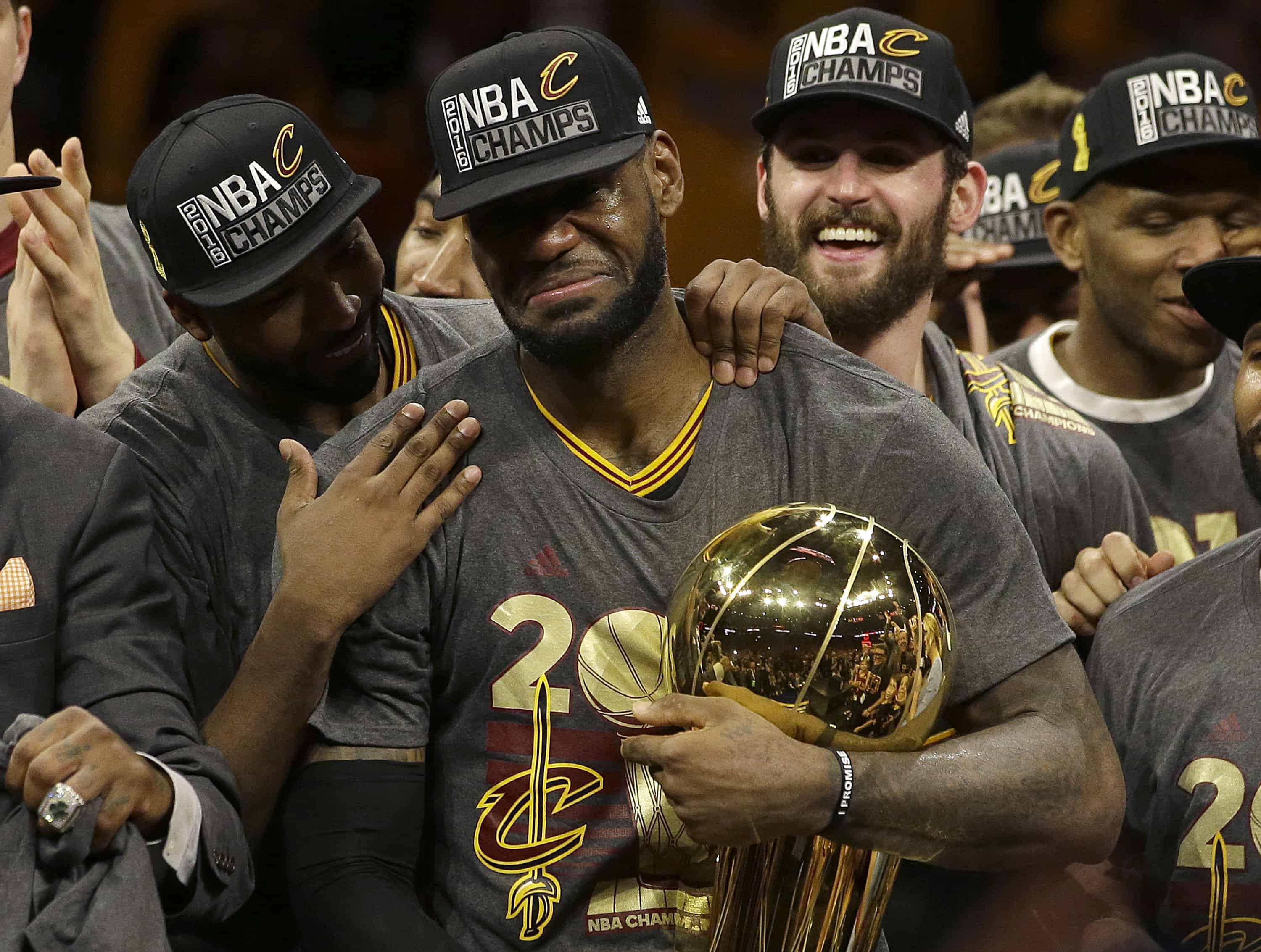 el alero de los Cleveland Cavaliers, LeBron James, en el centro, celebra con sus compañeros después del Juego 7 de las Finales de la NBA de baloncesto contra los Golden State Warriors en Oakland, California, el domingo 19 de junio de 2016. 