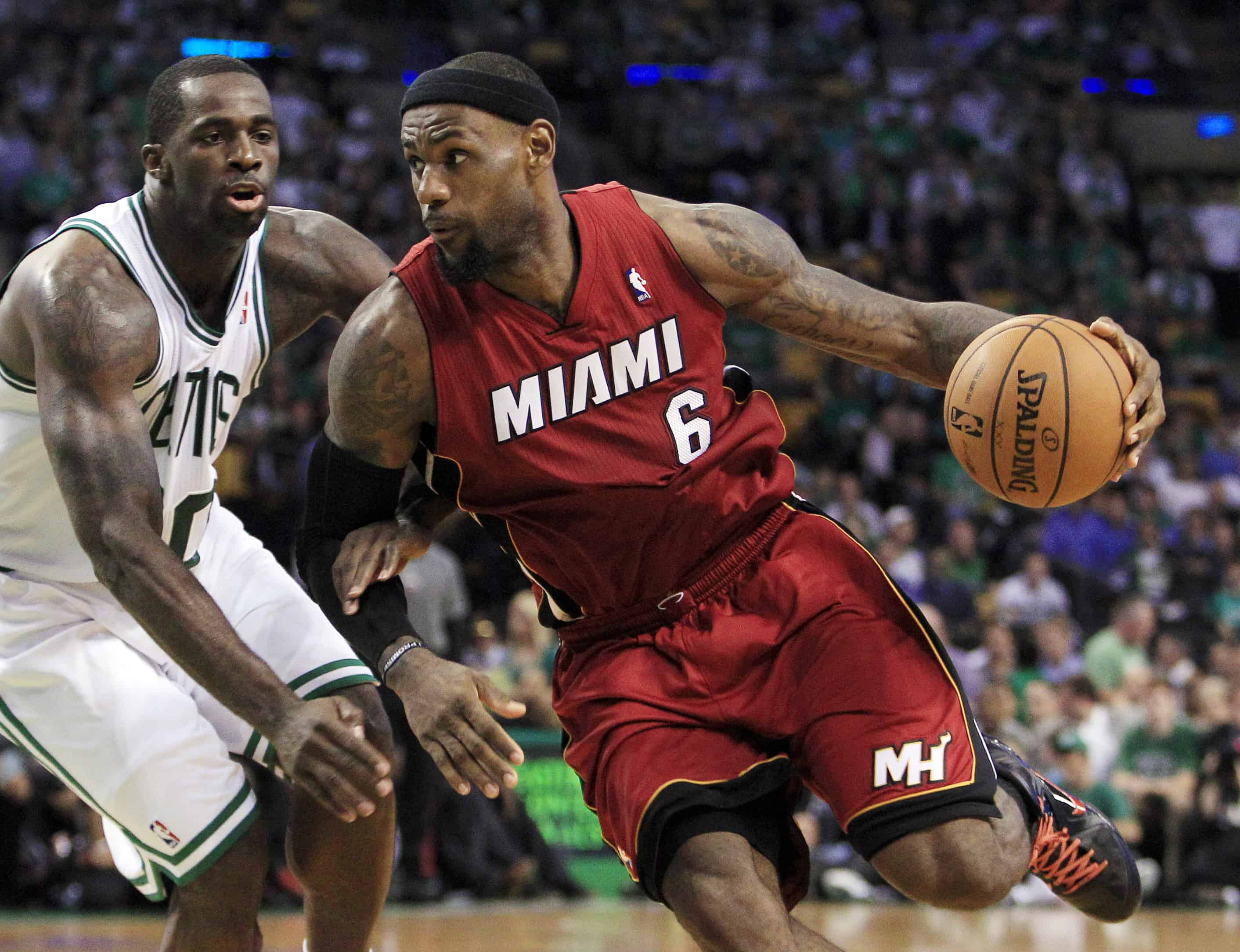  El alero del Miami Heat, LeBron James (6), empuja contra el alero de los Boston Celtics, Brandon Bass (30), durante el tercer cuarto del Juego 6 de las finales de la Conferencia Este de la NBA, el jueves 7 de junio de 2012, en Boston. 