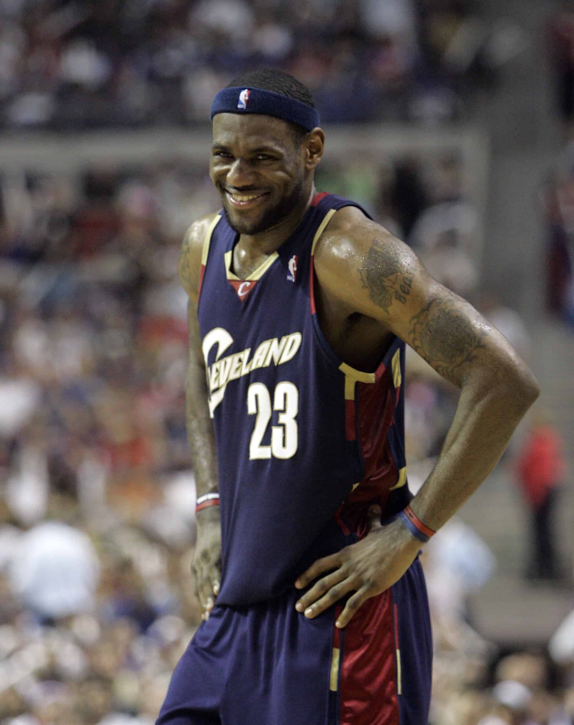 El alero de los Cleveland Cavaliers, LeBron James, sonríe durante el primer tiempo extra del Juego 5 de la final de baloncesto de la Conferencia Este de la NBA contra los Detroit Pistons en el Palace de Auburn Hills, Michigan, el jueves 31 de mayo de 2007.