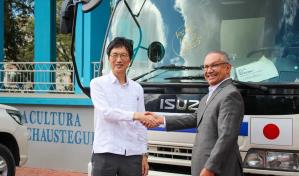 Embajada de Japón dona camiones recolectores de basura a la Alcaldía de Baní