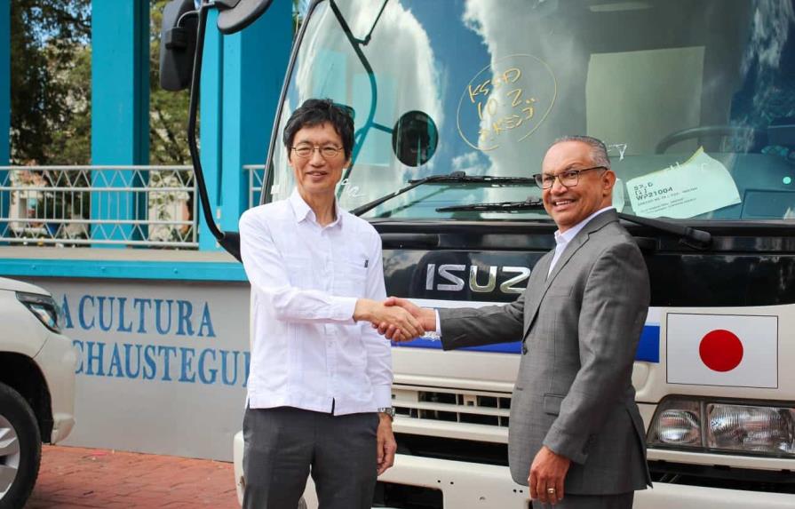 Embajada de Japón dona camiones recolectores de basura a la Alcaldía de Baní