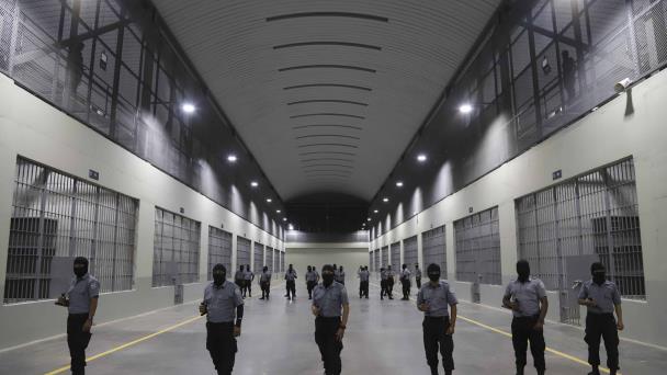 Mega cárcel para pandilleros genera polémica en El Salvador