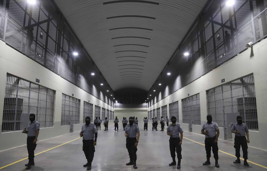 Mega cárcel para pandilleros genera polémica en El Salvador