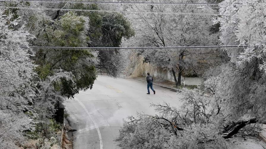 Tormenta extremadamente peligrosa lleva gélidas temperaturas y miles de vuelos cancelados