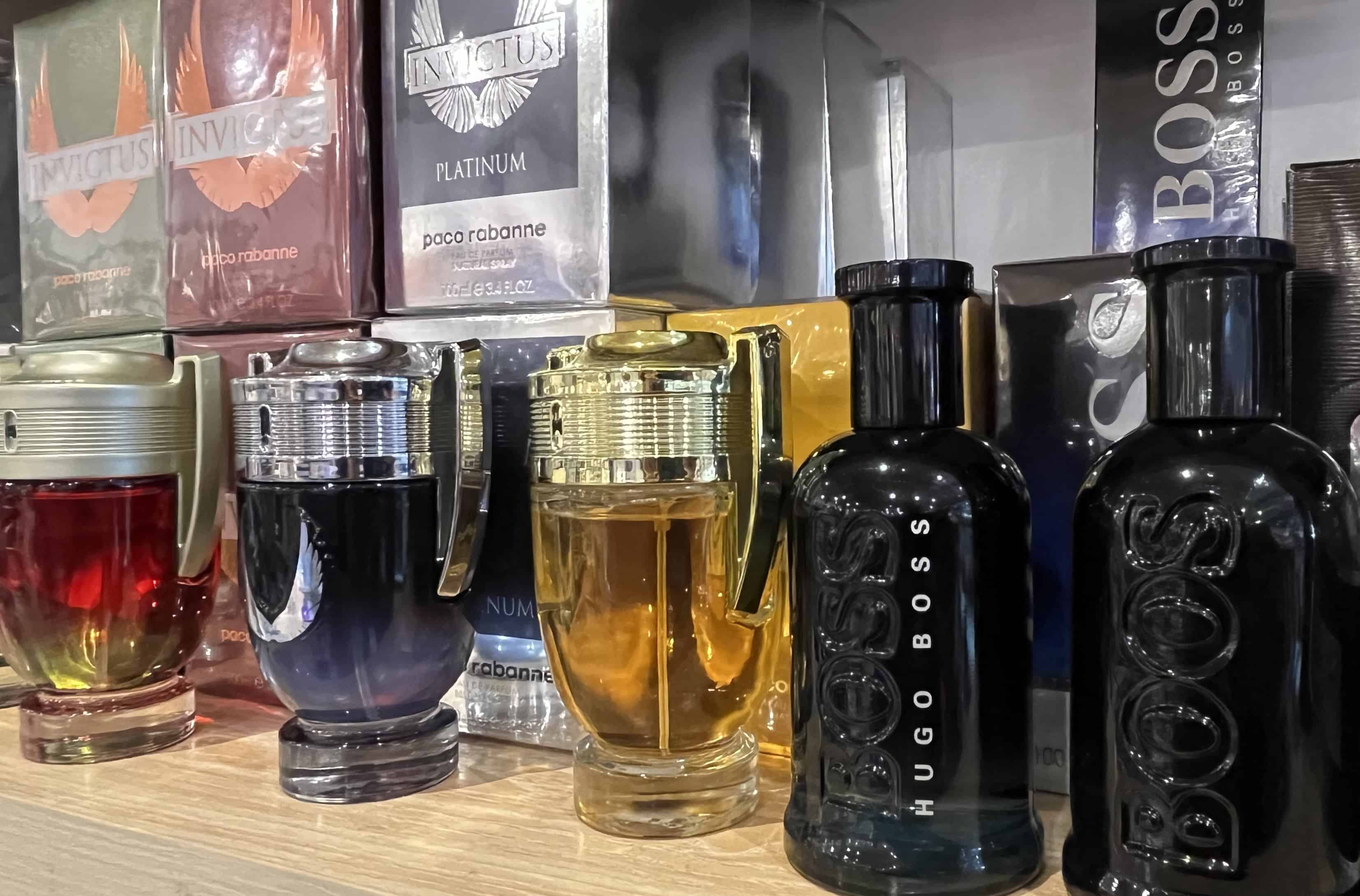 Perfumes falsificados a la venta en una tienda que administran chinos en Santo Domingo.