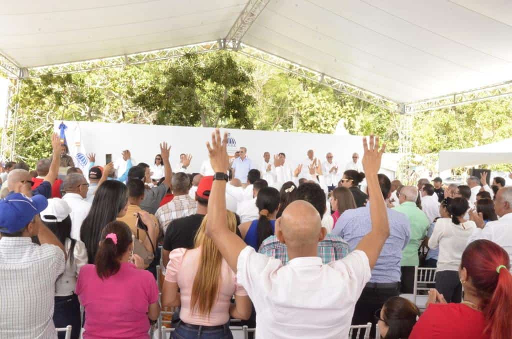 Seguidores del mandatario durante una de las inauguraciones. 