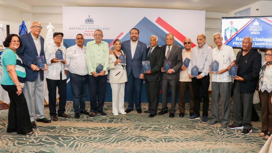 Inefi reconoce a profesores de educacuón física 