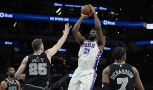 VIDEO | Con doble-doble de Embiid, 76ers derrotan a Spurs 