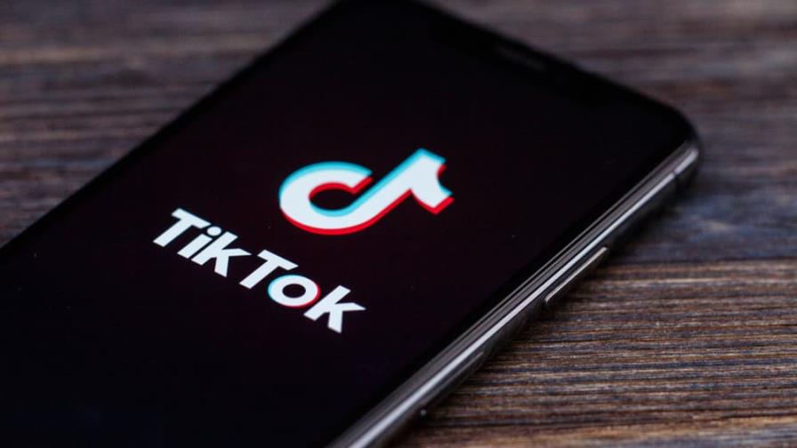 El gobernador de Texas ordena eliminar TikTok en dispositivos del estado