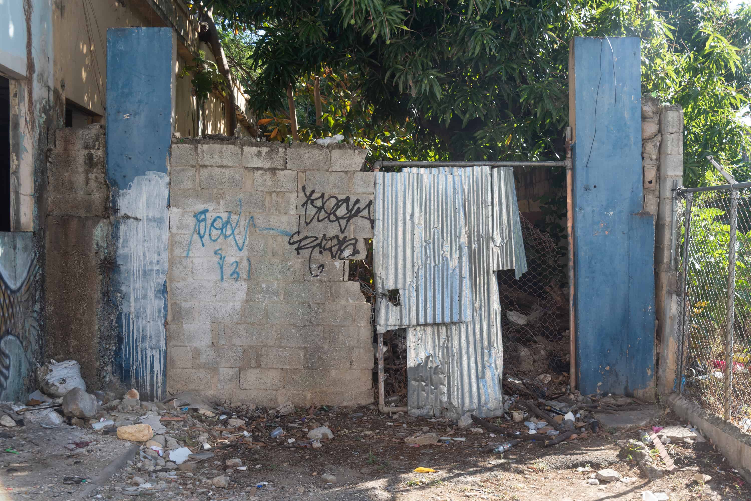 Por este lugar entran los desaprensivos y lanzan basura