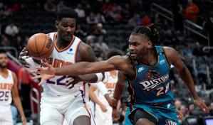 Ayton suma 31 puntos y 16 rebotes; Suns vencen a Pistons