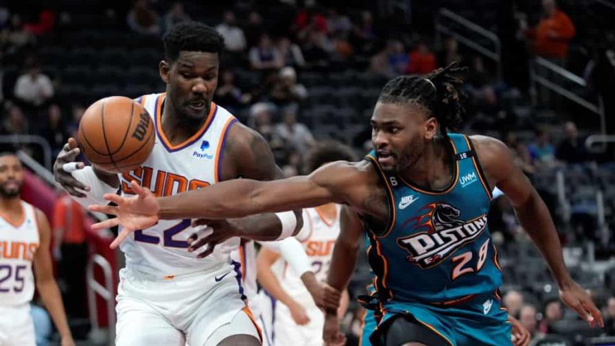 Ayton suma 31 puntos y 16 rebotes; Suns vencen a Pistons