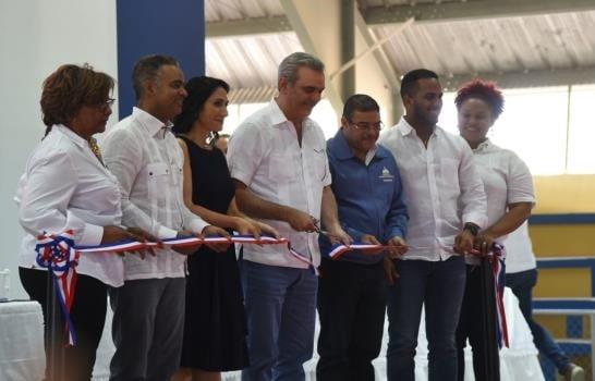 Abinader inaugura polideportivo e inicia construcción de universidad en Pedernales