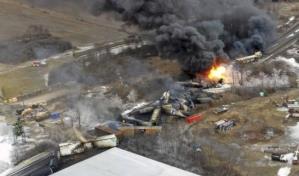 Se descarrila tren con materiales peligrosos en Ohio; causa incendio y orden de desalojo