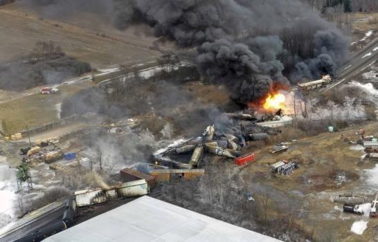 Se descarrila tren con materiales peligrosos en Ohio; causa incendio y orden de desalojo