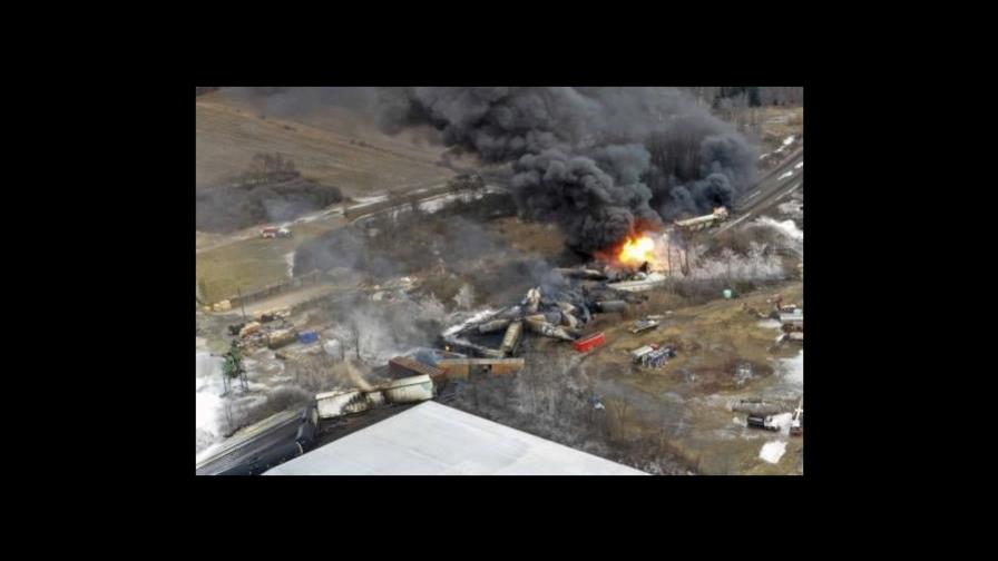 Se descarrila tren con materiales peligrosos en Ohio; causa incendio y orden de desalojo