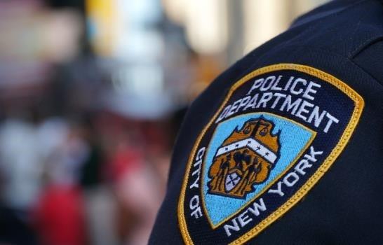 Oficial de la Policía de NY en estado crítico tras intento de robo mientras estaba fuera de servicio