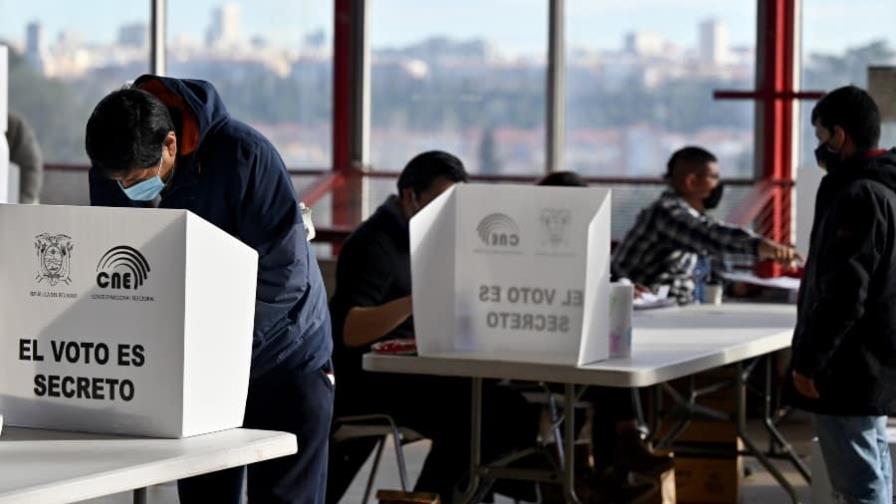 Lasso condena el asesinato de un candidato en la víspera electoral de Ecuador