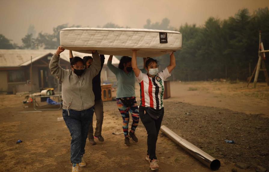 Ascienden a 24 los muertos y casi 1,000 heridos por incendios en Chile