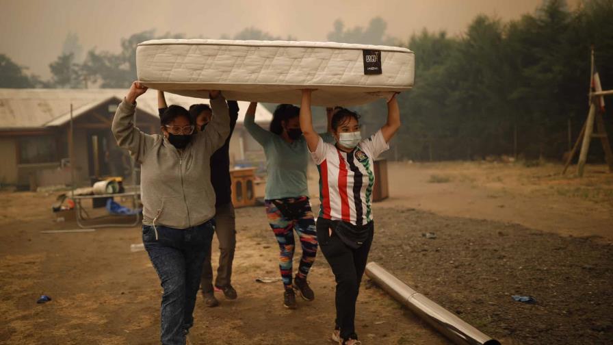 Ascienden a 24 los muertos y casi 1,000 heridos por incendios en Chile