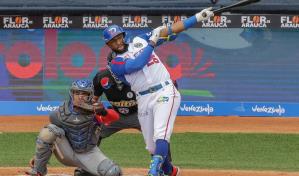 VIDEO | Licey le entró a palos a lanzador de Puerto Rico por su actitud ante Himno Nacional dominicano