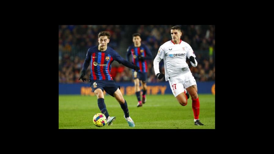 El FC Barcelona golea al Sevilla y se despega más del Real Madrid