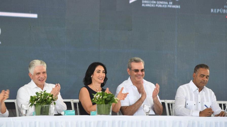 Presidente comienza construcción de primeros dos hoteles en Pedernales