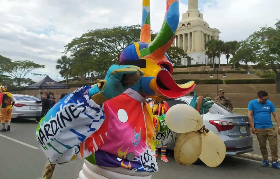Carnaval de Santiago inició este domingo pese a amenaza de lluvias 