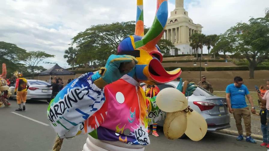 Carnaval de Santiago inició este domingo pese a amenaza de lluvias 