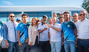 Ministro Paliza entrega moderno autob&uacute;s a deportistas de Montellano