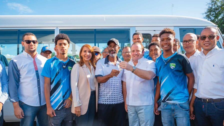 Ministro Paliza entrega moderno autobús a deportistas de Montellano