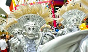 Carnaval de Punta Cana, la playa y el sol con careta