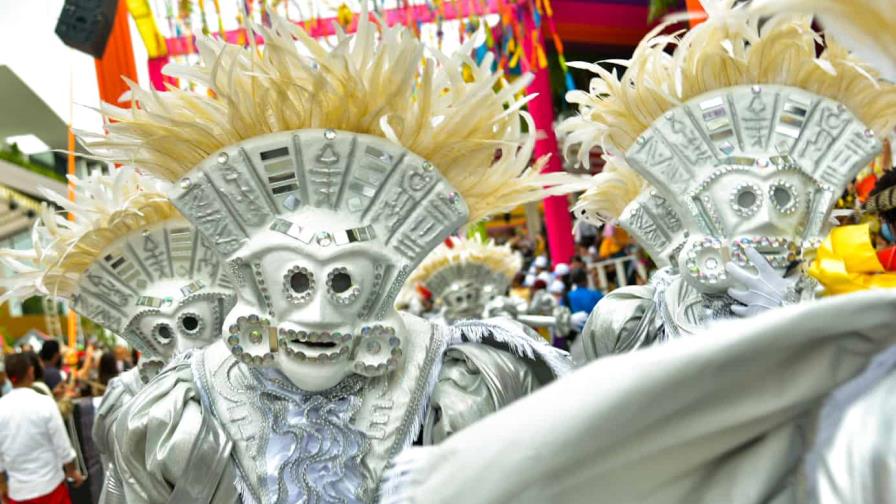 Carnaval de Punta Cana, la playa y el sol con careta