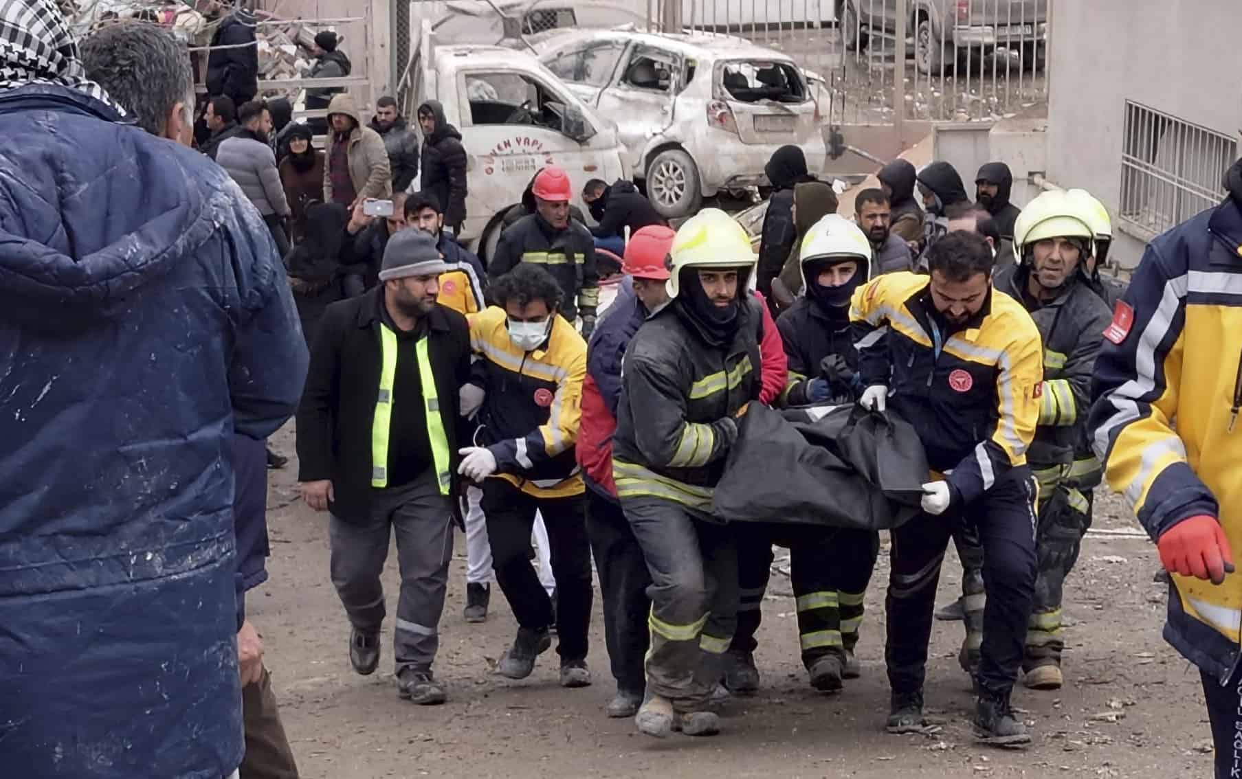 Los bomberos llevan el cuerpo de una víctima en Diyarbakir, en el sureste de Turquía, el lunes 6 de febrero de 2023. Un poderoso terremoto que azotó el sureste de Turquía y el norte de Siria ha causado la muerte de más de 640 personas y cientos de heridos. Se espera que el número de víctimas aumente a medida que los rescatistas buscan muertos y sobrevivientes en docenas de edificios derrumbados en toda la región.
