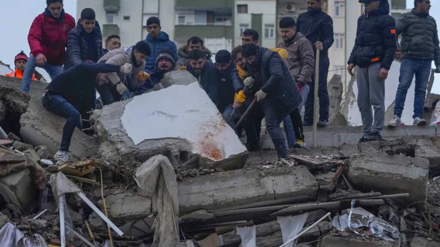 EE.UU. manda a Turquía equipos de búsqueda y rescate urbano tras terremoto