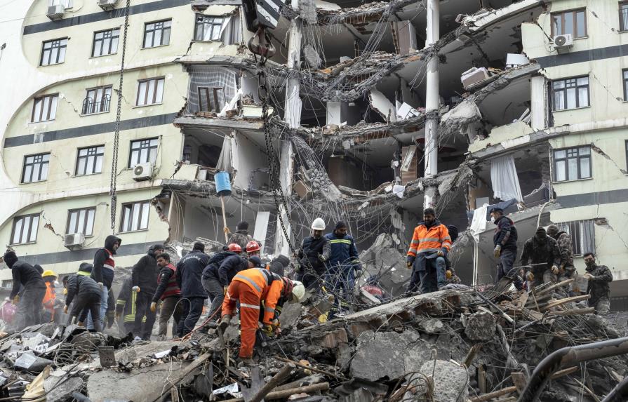 Más de 3,600 muertos en Turquía y Siria por los devastadores terremotos