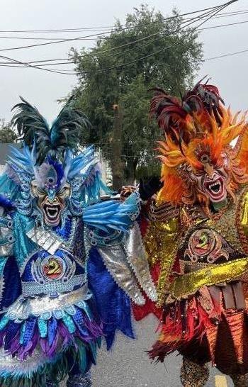 Los Broncos de La Vega celebran su 42 aniversario en el Carnaval Vegano
