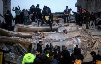 Muertos en cada esquina en la ciudad siria de Jindires tras el sismo Muertos en cada esquina en la ciudad siria de Jindires tras el sismo