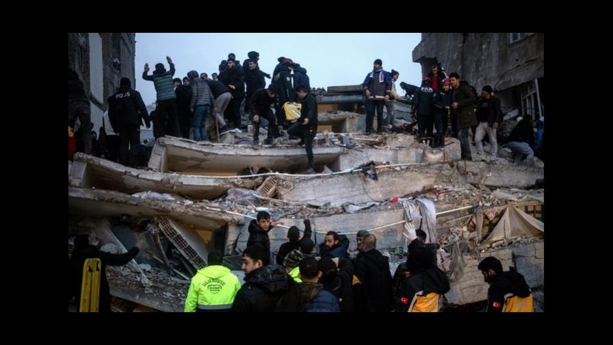 Muertos en cada esquina en la ciudad siria de Jindires tras el sismo